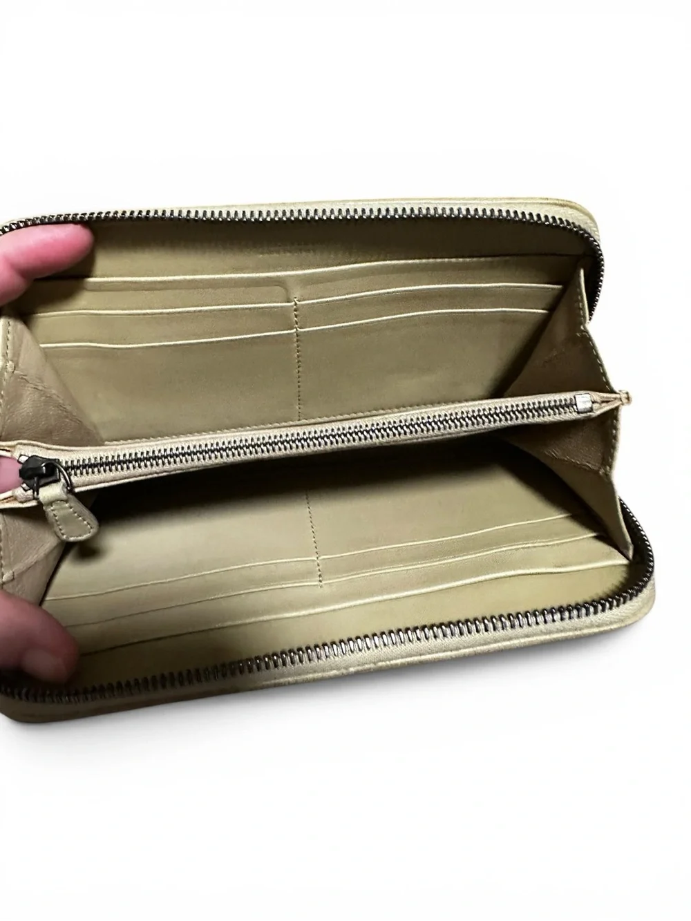 ✨💎LIMITED EDITION💎✨ Bottega Veneta Ivory Intrecciato Wallet with Stud Detail